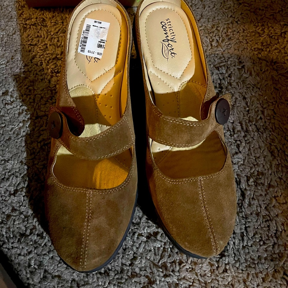 Womens size 8 Brown Strictly Comfort Shoes